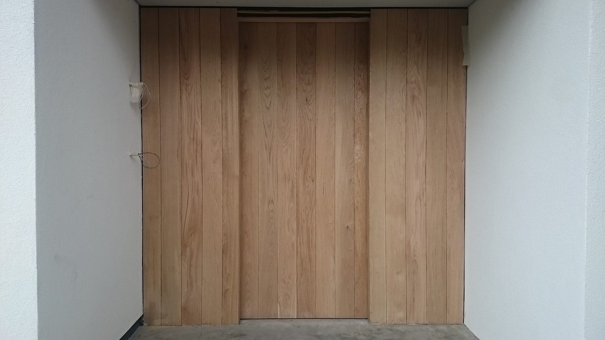 Houten garagedeur op maat in eiken
