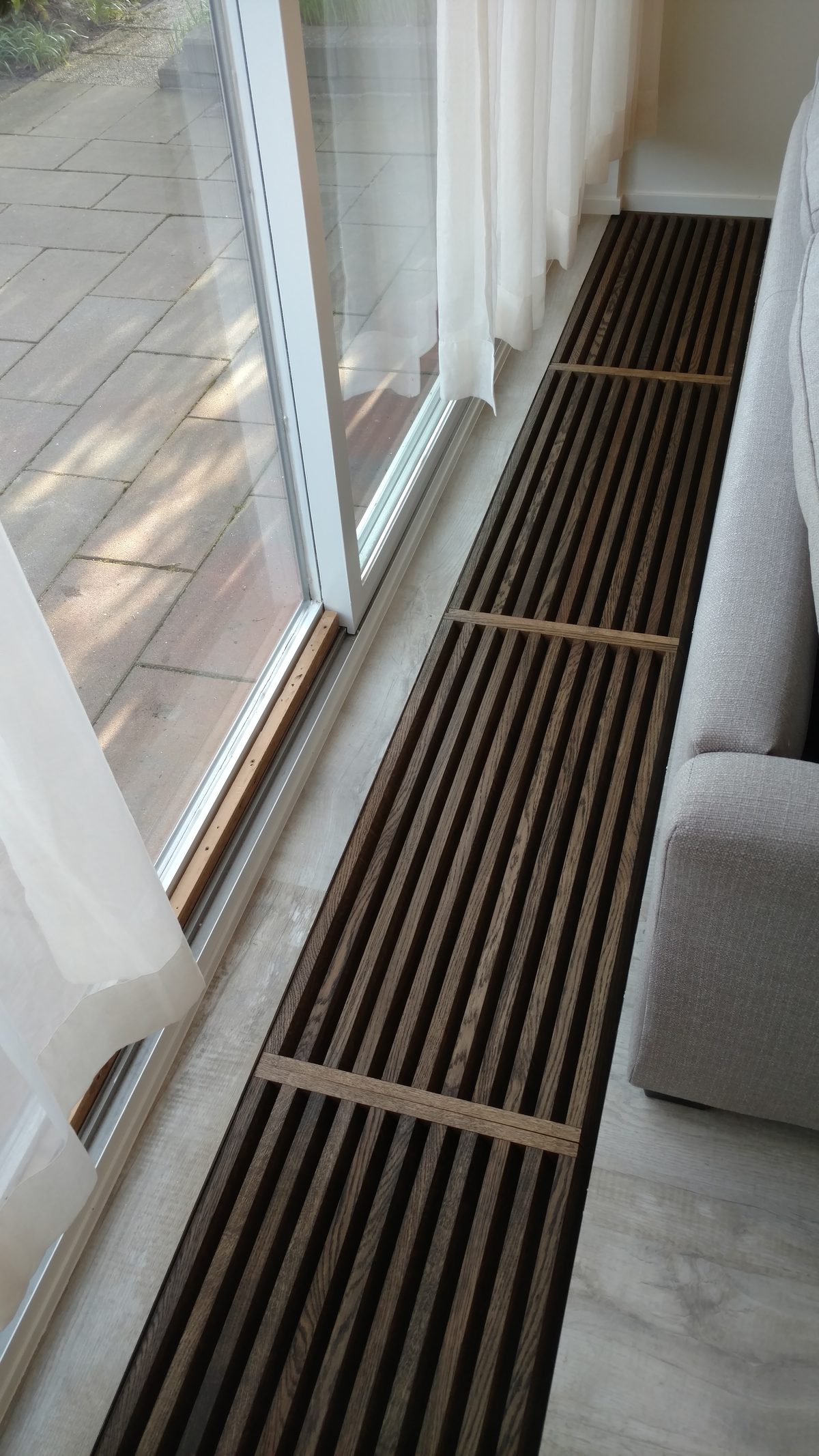 Houten vloerrooster op maat voor een convectorput