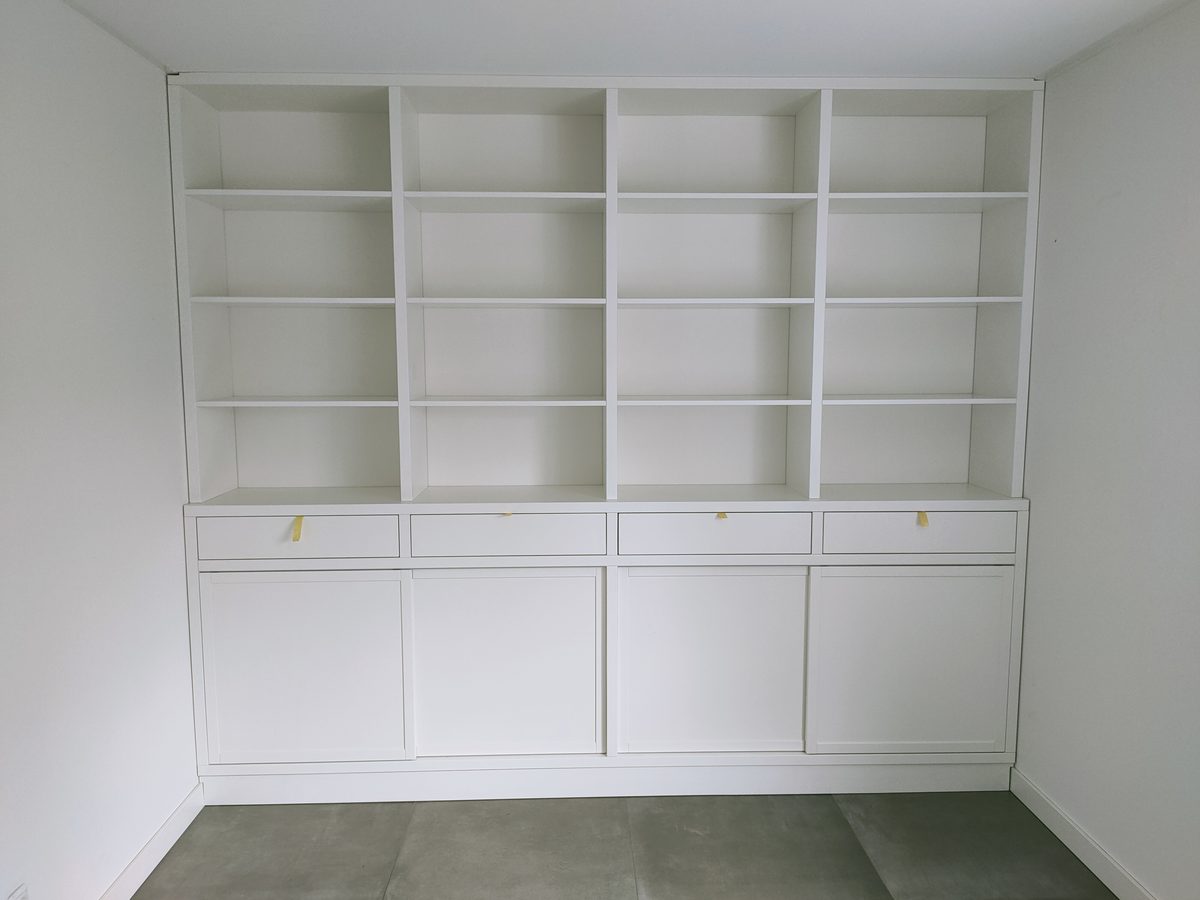 Witte kastenwand op maat met open vakken en lades