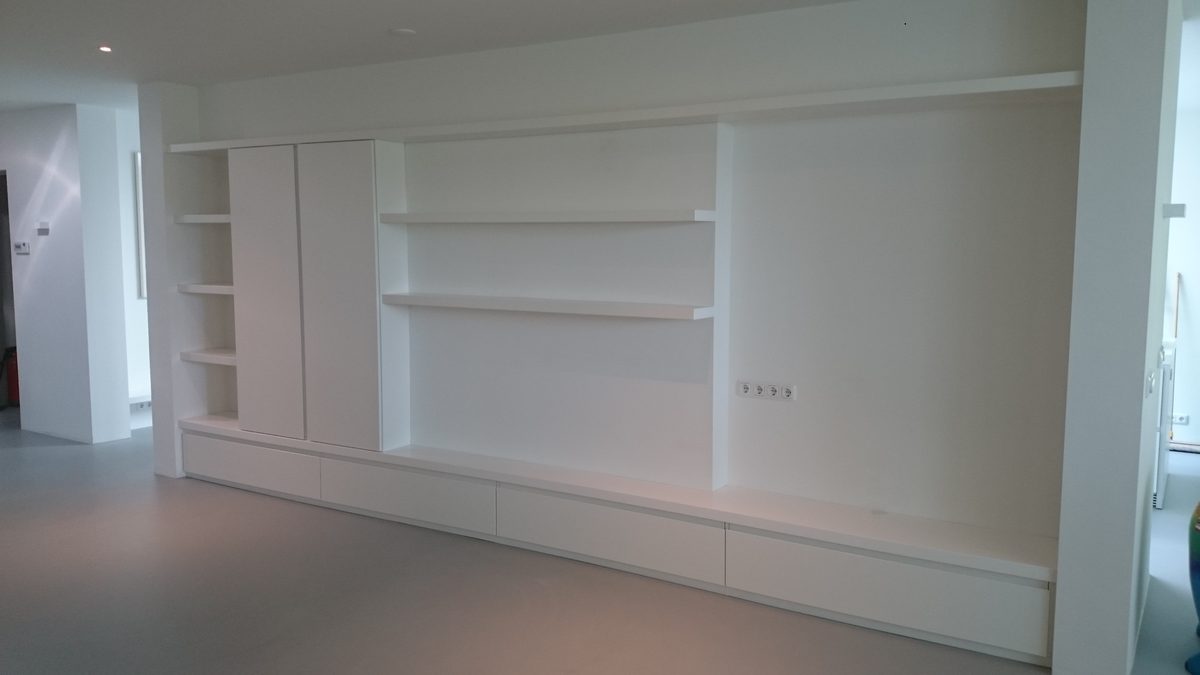 Witte tv-wandkast op maat over de hele breedte van de woonkamer