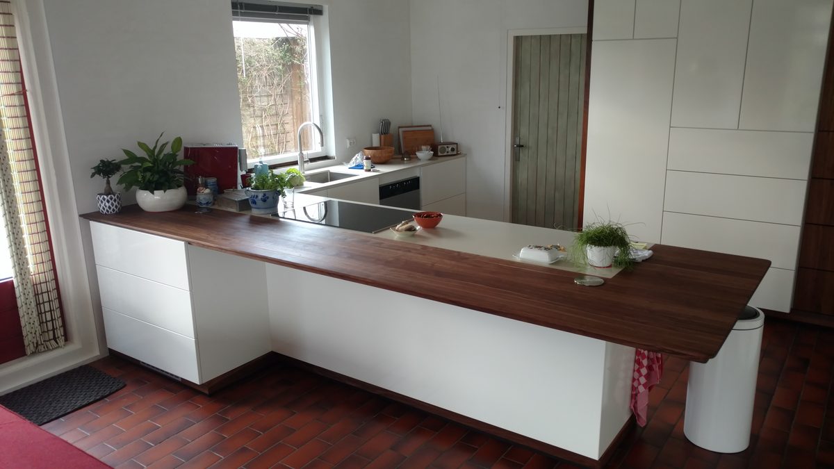 Witte keuken op maat met donker houten bar en kookeiland, gemaakt door het Tolhek