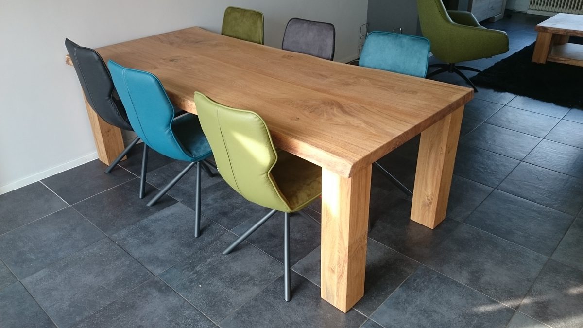 Eiken eettafel op maat met blokpoten en gekleurde stoelen