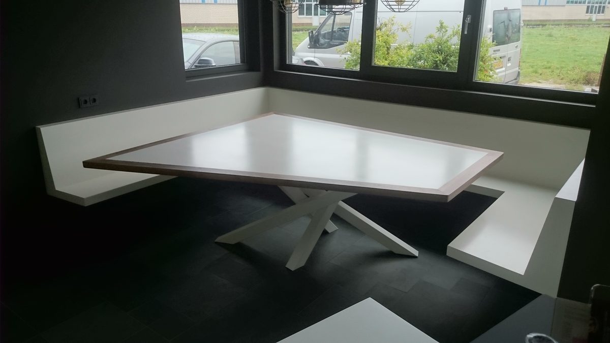 Witte hoekbank met tafel op maat, met houten rand en wit kruisonderstel