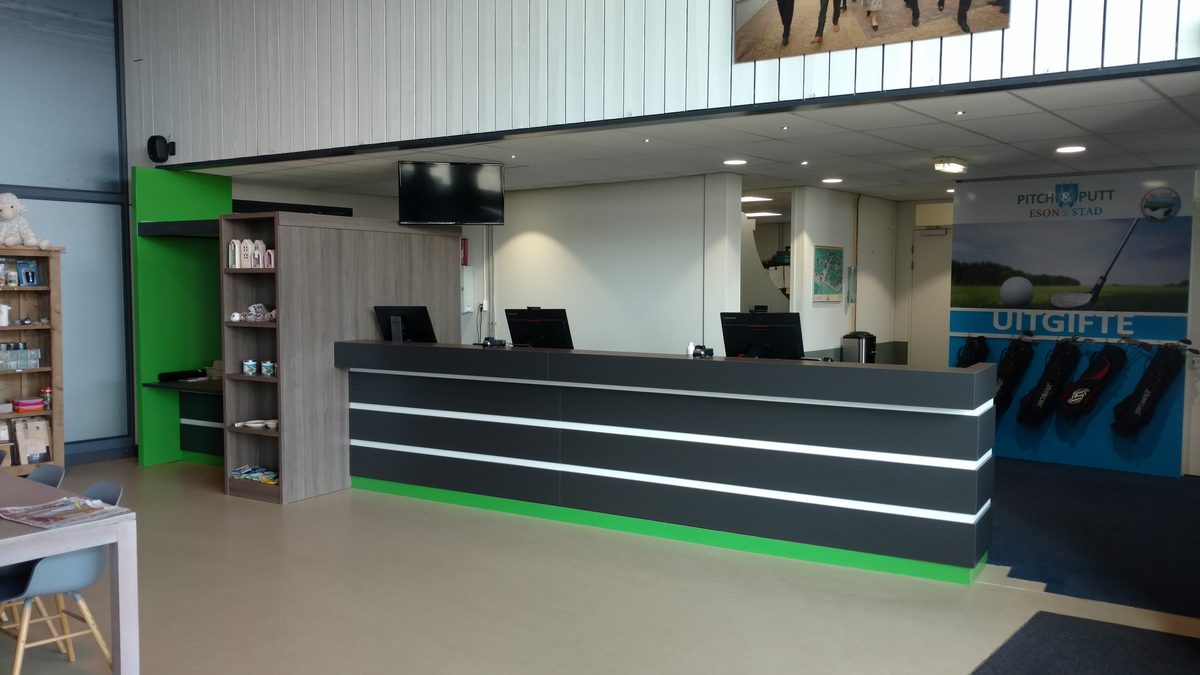 Zwart-witte ontvangstbalie op maat met verlichting