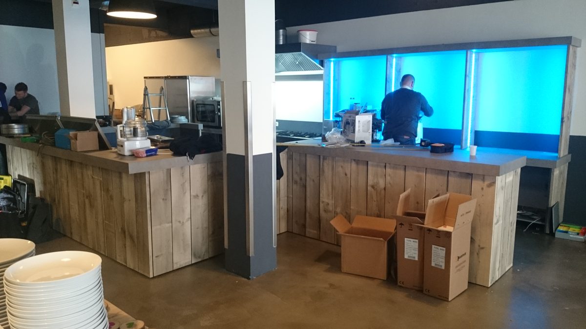 Horecabalie op maat van ruw hout met werkblad