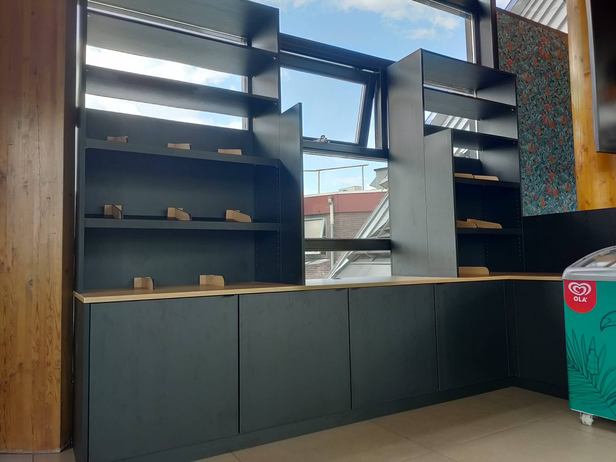 Donkergroene winkelkast op maat met houten blad en open vakken