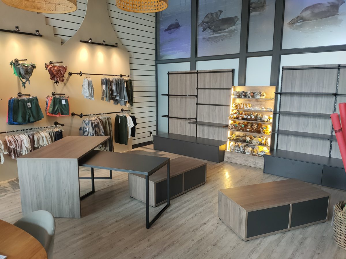 Winkelinrichting op maat met presentatietafels en wandkasten